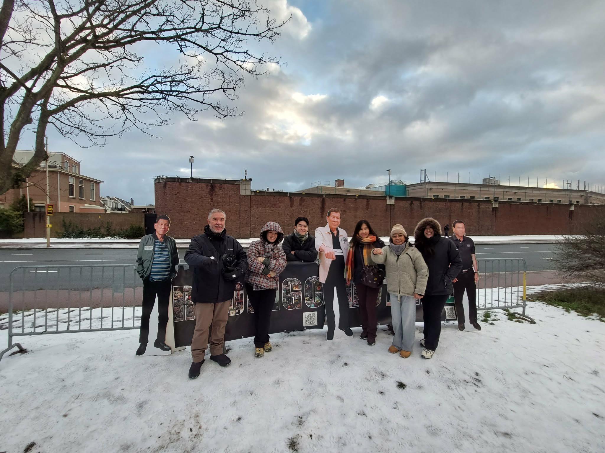 Visitors at Duterte Street in the snow, Den Haag